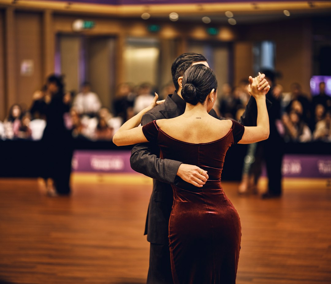 Couple de danseurs élégants sur parquet
